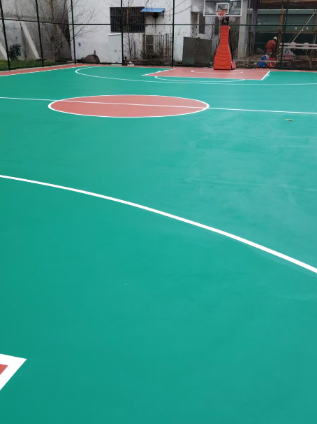 忻府 球场长期使用易出现地面开裂
